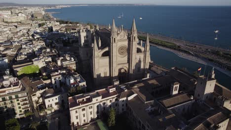 Toma-Aérea-De-Seguimiento-De-La-Iglesia-Catedral-De-Palma,-Mallorca.