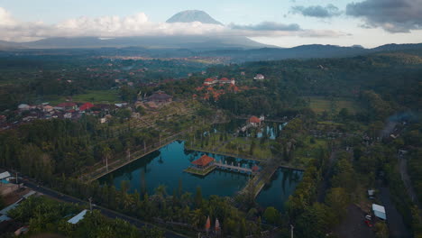 Vista-Aérea-Panorámica-Sobre-El-Famoso-Palacio-De-Agua-De-Ujung-Al-Amanecer,-Bali,-Indonesia