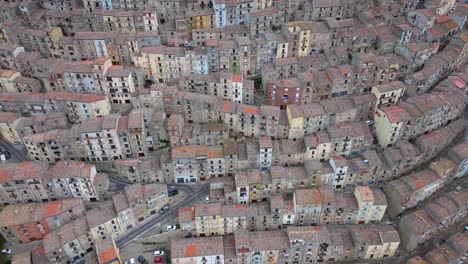 Filas-De-Casas-De-Hormigón-En-Gangi,-Sicilia,-Famosa-Ciudad-En-La-Cima-De-Una-Colina-En-El-Sur-De-Italia.