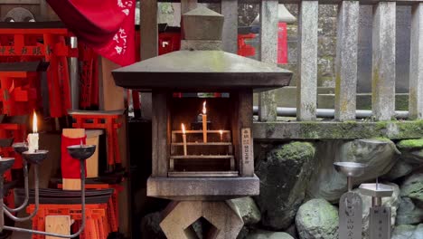 Velas-Encendidas-En-Un-Santuario-En-Fushimi-Inari-Taisha-En-Kioto,-Japón