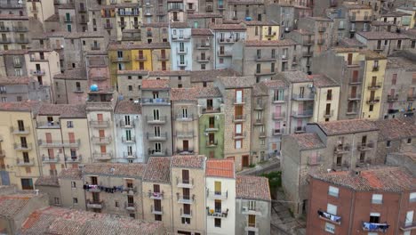 Amazing-Drone-Shot-Above-Concrete-Houses-in-Beautiful-Sicilian-Village-of-Gangi,-Italy