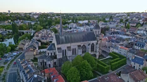 Kirche-Sainte-Radegunde-Und-Kathedrale-Saint-Pierre,-Poitiers-In-Frankreich