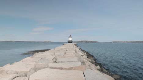 Spring-Point-Lighthouse-In-Der-Ferne-Am-Ende-Eines-Felsigen-Pegels-In-Portland-Main-In-4k