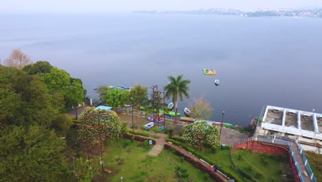 Aerial-drone-shot-of-recreational-public-park-around-upper-lake-of-bhopal-capital-city-of-madhya-pradesh-during-morning-time-in-india