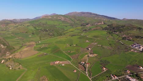 Drone-Aéreo-Alto-Disparado-Sobre-Tierras-De-Cultivo-Europeas-En-Verano