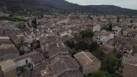 Antena-Sobre-Los-Tejados-De-Edificios-Típicos-Españoles-En-La-Ciudad-De-Sóller-En-Mallorca,-España.