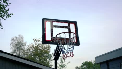 Tiro-Constante-Del-Aro-De-Baloncesto-Anotando-Un-Punto