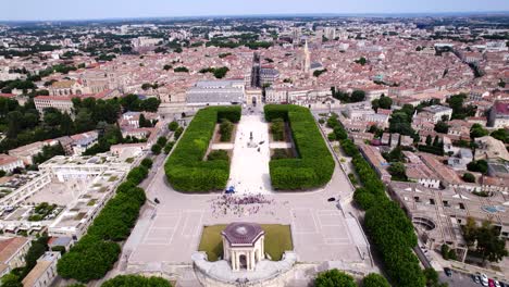 Toma-Aérea-Del-Centro-De-Montpellier-Con-Una-Multitud-De-Niños.