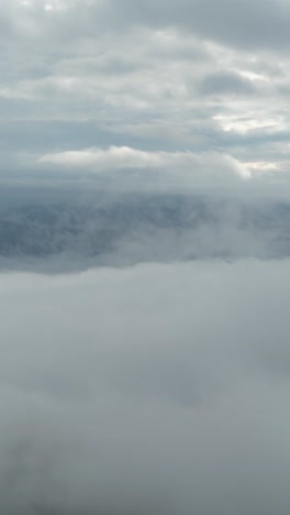 Vertikaler-4K-Zeitraffer,-Schnell-Ziehende-Wolken-über-Tälern-Und-Berggipfeln