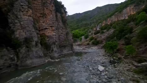 Flussbett-Zwischen-Felsen