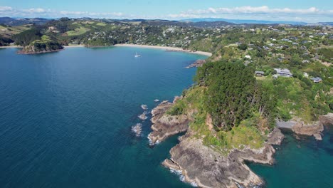 Palm-Beach-Y-La-Bahía-De-Mawhitipana-En-La-Isla-Waiheke,-Nueva-Zelanda---Toma-Aérea-Con-Drones