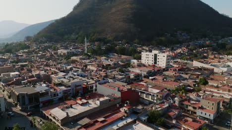 Órbita-Aérea-360-Con-Vistas-A-Una-Zona-Residencial,-El-Centro-De-La-Ciudad-Y-La-Iglesia-De-Tamazula-De-Gordiano