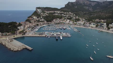 Barcos-En-El-Puerto-Deportivo-De-Port-Soller-En-Mallorca,-España.