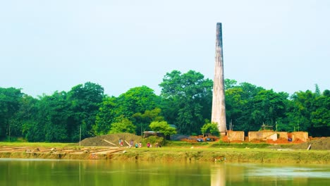 Pila-De-Chimenea-En-Una-Planta-De-Campo-De-Ladrillo-Junto-A-La-Orilla-Del-Río-En-Las-Zonas-Rurales-De-Bangladesh