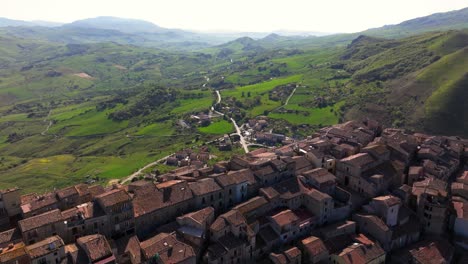 Gangi,-Sicilia---Hermoso-Pueblo-Italiano-Desde-Arriba---Disparo-De-Drone-Hacia-Atrás