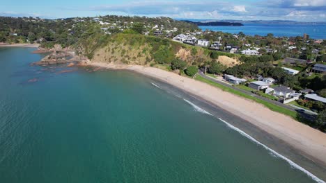 Long-Stretch-Of-Sandy-Shore-At-Big-Oneroa-Beach-In-Waiheke-Island,-Auckland,-New-Zealand---Aerial-Drone-Shot