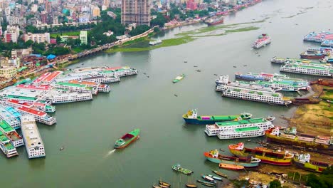 Fracht--Und-Passagierschiffe-Vertäut-Im-Flusshafen-Hafen-Am-Fluss-Buriganga,-Dhaka,-Bangladesch
