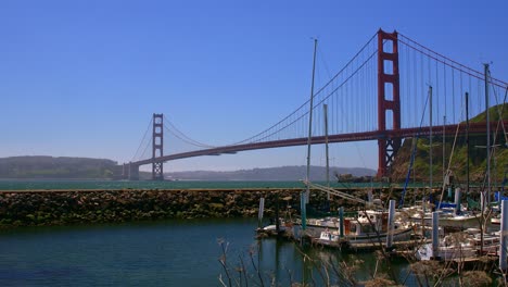 Golden-Gate-Bridge-with-Yachts-at-a-Marina-from-Horseshoe-Bay,-near-Sausalito,-California,-USA