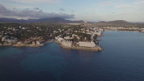 Moderne-Hotelgebäude-In-Santa-Ponsa-An-Der-Südküste-Mallorcas-Bei-Sonnenuntergang-In-Spanien