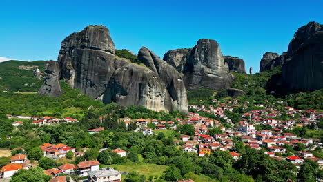 Kastraki-Village-Around-Meteora-Rock-Formation-in-Thessaly,-Greece