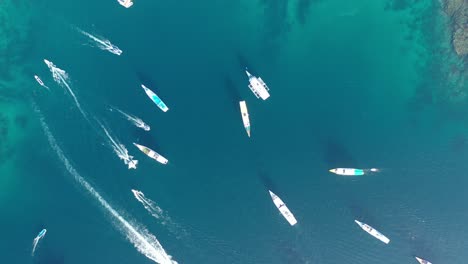 Vista-Aérea-Del-Barco-Turístico,-Parque-Nacional-De-Komodo,-Indonesia