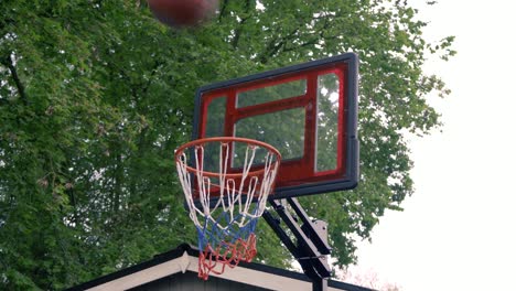 Stabile-Aufnahme-Eines-Basketballkorbs,-Der-Den-Ball-Wirft-Und-Das-Netz-Verfehlt,-Das-Netz-Trifft