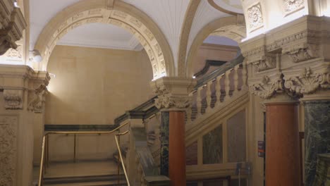 Vista-De-La-Arquitectura-Interior-De-Las-Escaleras-Del-Museo-Nacional-De-Irlanda,-Un-Edificio-De-Arqueología-En-Dublín,-Irlanda