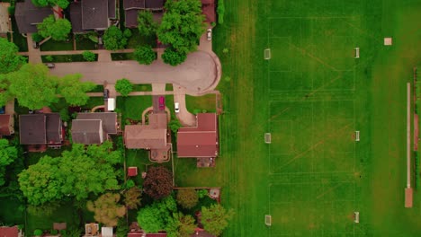 Erhöhte-Ansicht-Von-Häusern-In-Chicagos-Vororten-Neben-Mehreren-Fußballfeldern