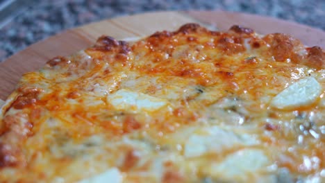 Eine-Ansicht-Einer-Italienischen-Pizza,-Nahaufnahme,-Aufnahme-Aus-Einem-Hohen-Winkel
