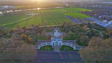 Das-Wichtigste-Kriegsdenkmal-In-Nottingham,-Aufgenommen-Von-Oben-In-Den-Sonnenuntergangsstunden