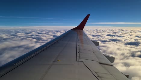 Vista-Del-Ala-Del-Avión-Mientras-Vuela-Sobre-El-Mar-De-Nubes,-Punto-De-Vista-Del-Pasajero