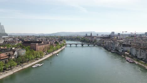 Luftaufnahme-Einer-Drohne-In-Rückwärtsbewegung-über-Der-Mittelalterlichen-Altstadt-Von-Basel-Entlang-Beider-Seiten-Des-Rheins-In-Der-Schweiz-Bei-Tag