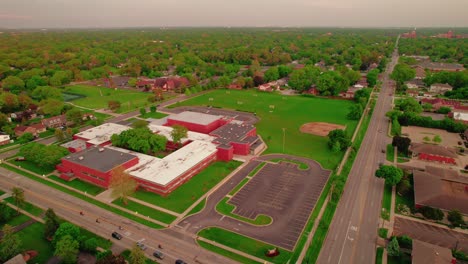 Vista-Aérea-De-La-Escuela-Secundaria-Thomas-En-Arlington-Heights,-Illinois,-Rodeada-De-Exuberante-Vegetación.