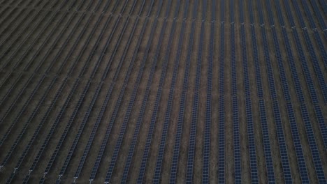 Enorme-Extensión-De-Paneles-Solares-En-Parque-Fotovoltaico