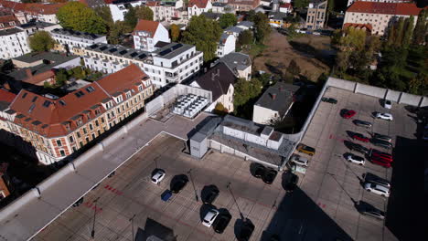 Leipzig,-Alemania,-Reveladora-Toma-De-Drone-De-Un-Barrio-Residencial-Con-El-Centro-En-El-Horizonte