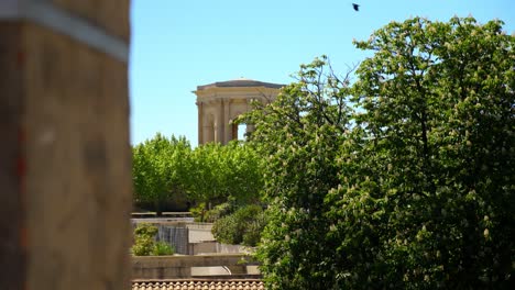 Langsame-Einstellung-Eines-Steinernen-Torbogens-Im-Jardin-Des-Plantes-De-Montpellier