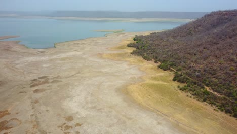 Toma-Aérea-De-Un-Dron-De-Un-Embalse-De-Lago-Seco-A-Lo-Largo-Del-Bosque-En-La-Presa-De-Harsi-En-Gwalior,-India