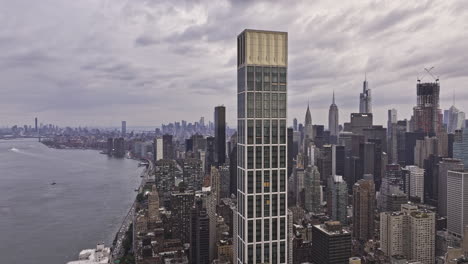 NYC-New-York-Aerial-V327-Fliegt-Um-Den-Sutton-Tower-Herum-Und-Fängt-Panoramablicke-Auf-Den-East-River,-Roosevelt-Island,-Die-Stadtlandschaft-Von-Midtown-Manhattan-Und-Lenox-Hill-Ein-–-Aufgenommen-Mit-Mavic-3-Pro-Cine-–-September-2023