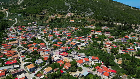 Hermoso-Municipio-Cerca-De-Montañas-Verdes-En-La-Isla-De-Zakynthos,-Vista-Aérea-De-Drones