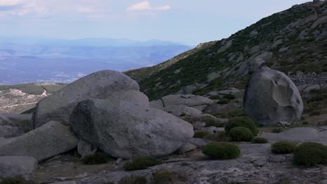 Vuelo-Con-Dron-Visualizando-Una-Piedra-Sagrada-Utilizada-Para-Pedir-A-Los-Dioses-Antiguos-Y-Hacer-Ofrendas-Al-Tener-En-Ellas-Cuencos-Esculpidos-Por-La-Naturaleza-O-El-Ser-Humano,-En-Un-Fascinante-Entorno-Visual-Navarrevisca.