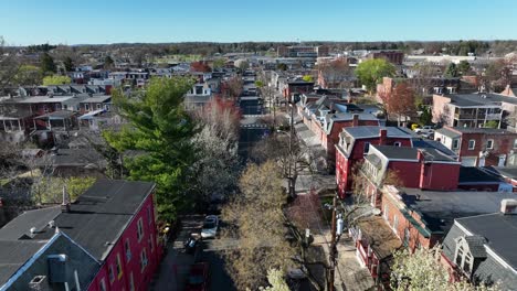 Barrio-De-La-Ciudad-Americana-Durante-La-Primavera