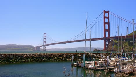 Pacific-Open-Water-Swim-Co-Marina-with-the-Golden-Gate-Bridge-Against-Blue-Skies,-San-Francisco,-California,-USA