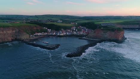 Imágenes-De-Drones-Del-Pueblo-Pesquero-De-Staithes,-En-Yorkshire-Del-Norte,-Al-Atardecer