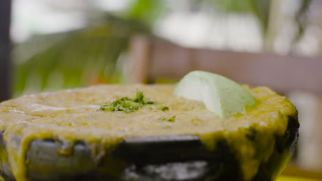 Captura-De-Detalle-De-La-Tradicional-Cazuela-De-Mariscos.