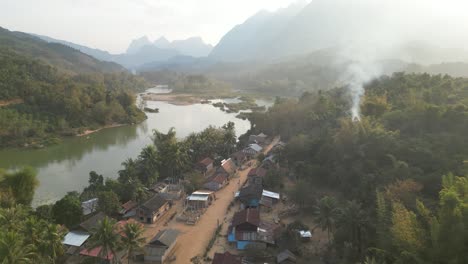 Toma-De-Drones-De-Una-Pequeña-Aldea-Remota-En-La-Ciudad-Montañosa-De-Nong-Khiaw-En-Laos,-Sudeste-Asiático