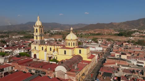 El-Santuario-Diocesano-De-La-Virgen-De-La-Sagrada-Iglesia-En-Tamazula-Por-Gordiano,-Dolly-Aéreo-En-Y-órbita-De-Derecha-A-Izquierda