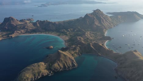 Vista-Aérea-De-La-Isla-De-Padar,-El-Parque-Nacional-De-Komodo,-Indonesia