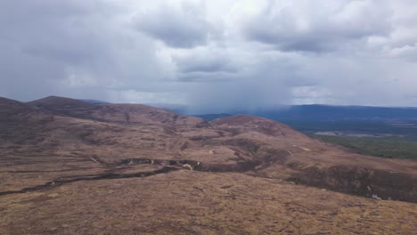 Paisaje-De-Cairngorms,-Nube-Lloviendo-En-El-Fondo,-Escocia