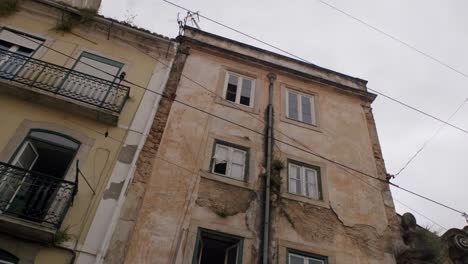 Vista-De-ángulo-Bajo-De-La-Antigua-Casa-Abandonada-De-Lisboa-Bajo-Un-Día-Nublado-En-Lisboa,-Portugal