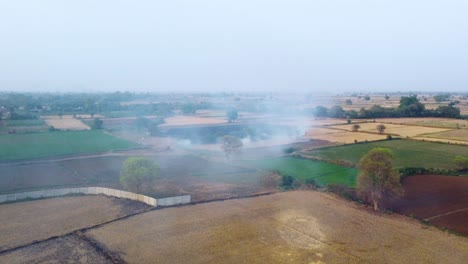 Toma-Aérea-De-Drones-De-La-Quema-De-Rastrojos-De-Restos-De-La-Cosecha-De-Trigo-Que-Causan-Smog-Y-Una-Fuerte-Contaminación-Del-Aire-En-El-Norte-De-La-India.